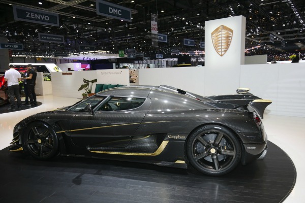 koenigsegg-agera-rs-gryphon-sa-detaljima-od-zlata