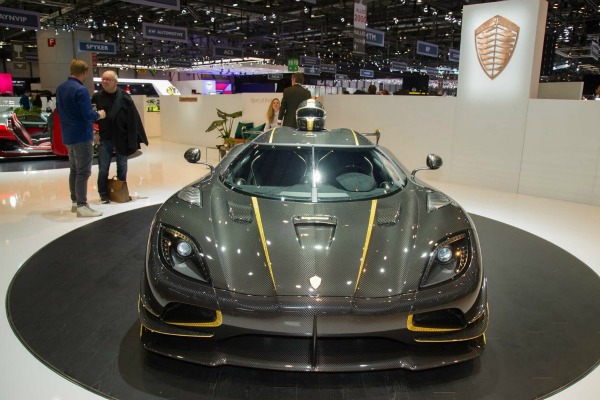 koenigsegg-agera-rs-gryphon-sa-detaljima-od-zlata