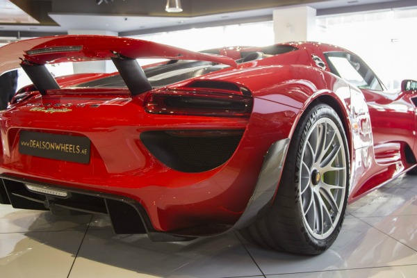 porsche-918-spyder-model-koji-se-cak-i-u-dubaiju-istice