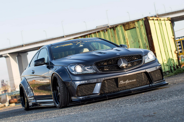 mercedes-amg-c63-iz-liberty-walk-akademije