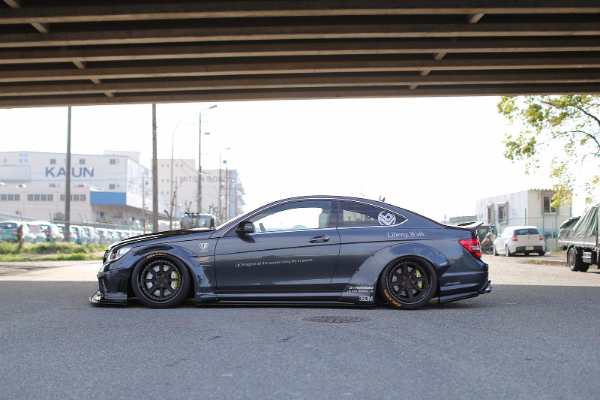 mercedes-amg-c63-iz-liberty-walk-akademije