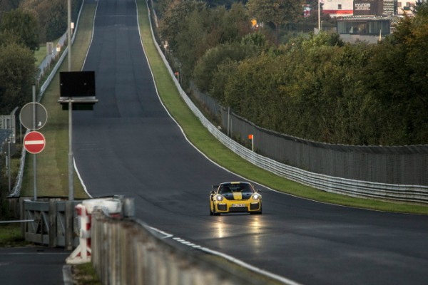 porsche-911-gt2-rs-je-gotovo-prebrz-za-nirnburgringz