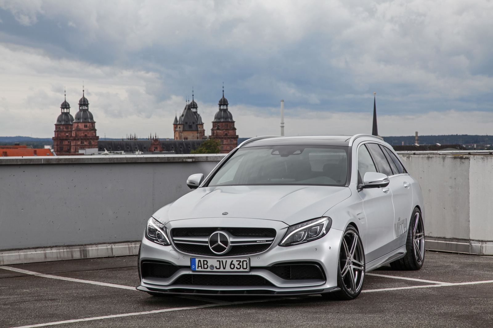 mercedes-amg-c63-mocni-karavan-sa-700-ks