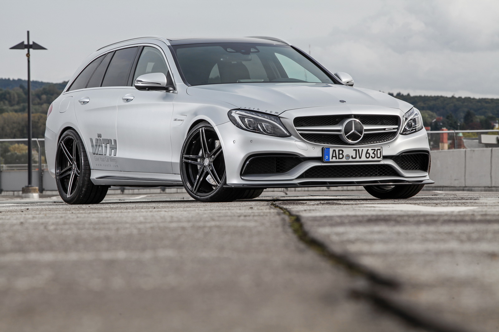 mercedes-amg-c63-mocni-karavan-sa-700-ks