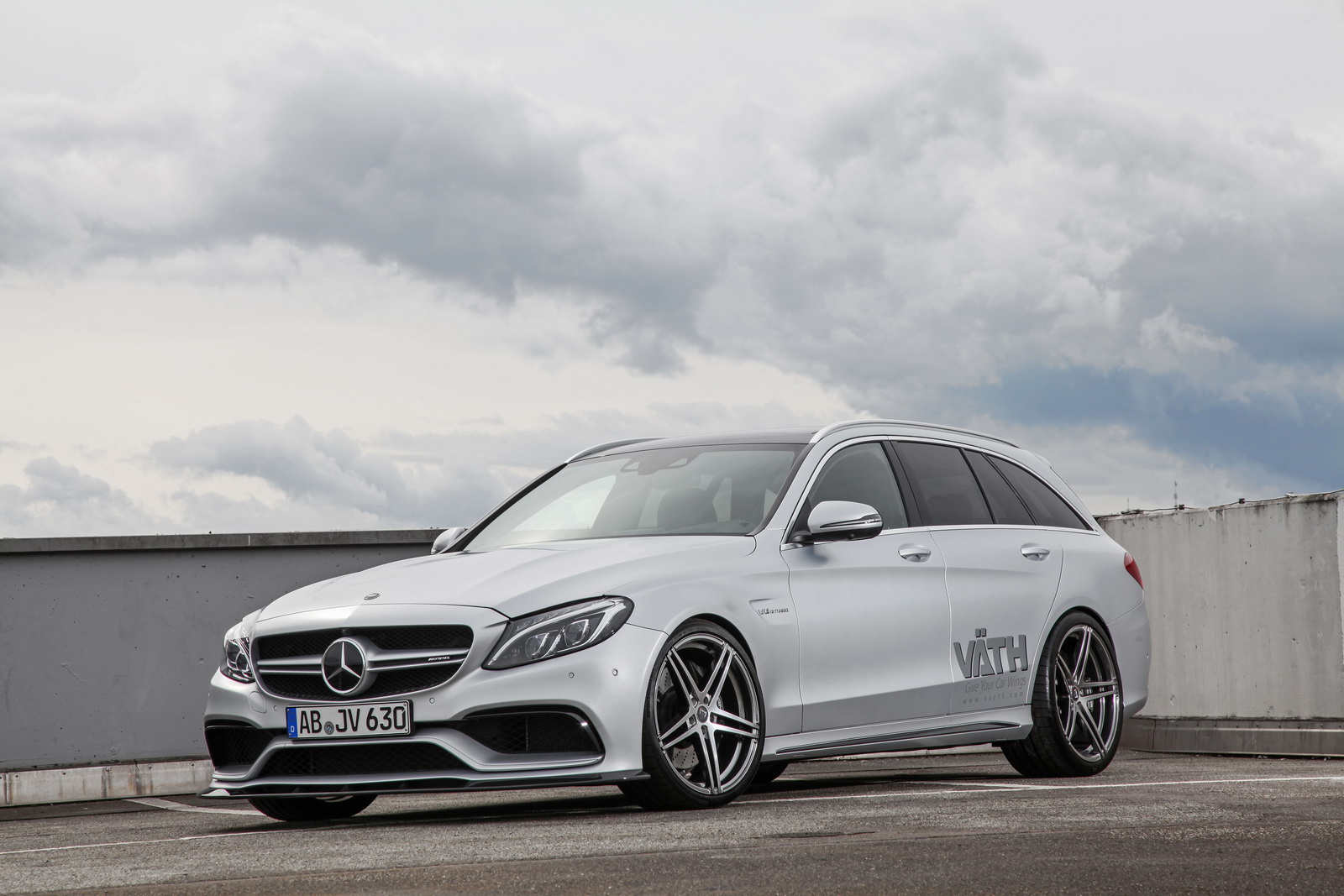 mercedes-amg-c63-mocni-karavan-sa-700-ks