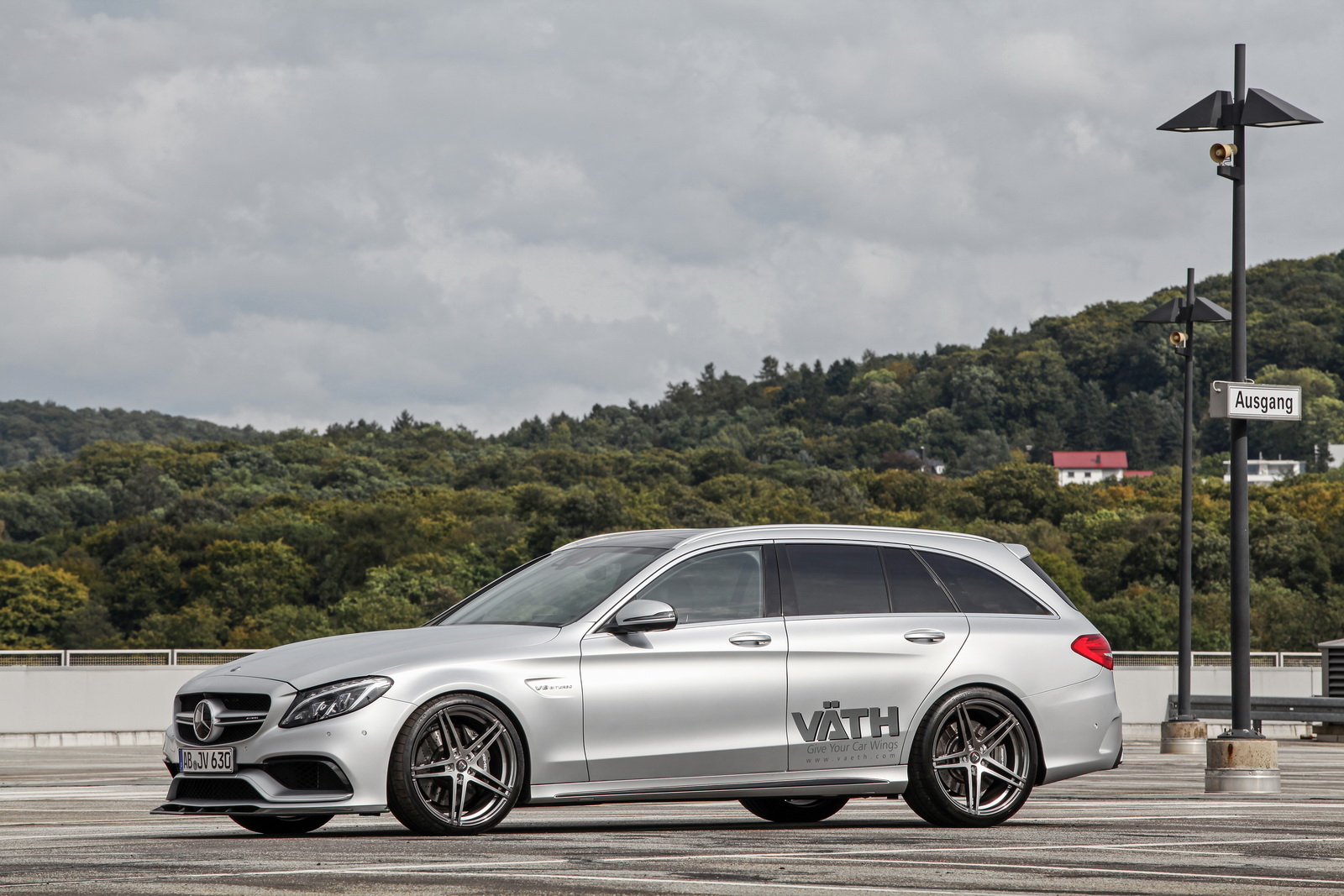 mercedes-amg-c63-mocni-karavan-sa-700-ks