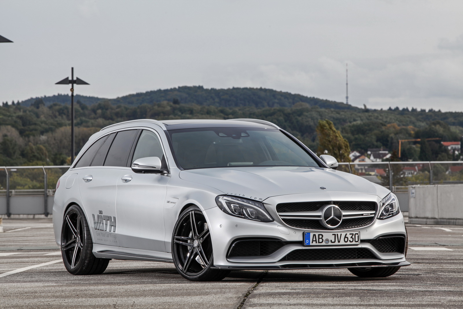 mercedes-amg-c63-mocni-karavan-sa-700-ks