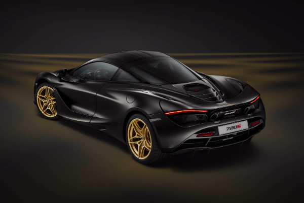 mclaren-predstavlja-specijalni-720s-u-crnoj-i-zlatnoj-boji