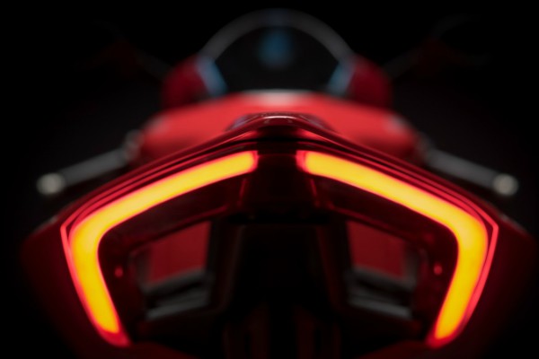 ducati-panigale-v4-supersport-motocikl