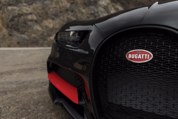 bugatti-chiron-number-one-sa-retro-betmobil-vibracijom-