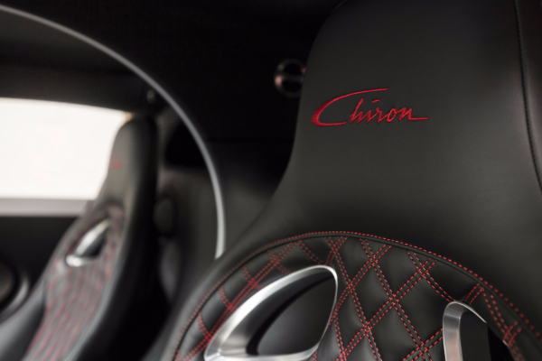 bugatti-chiron-number-one-sa-retro-betmobil-vibracijom-