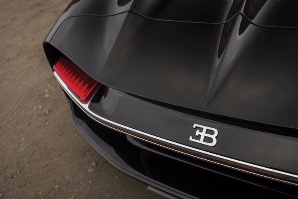 bugatti-chiron-number-one-sa-retro-betmobil-vibracijom-