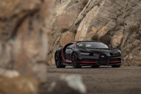 bugatti-chiron-number-one-sa-retro-betmobil-vibracijom-