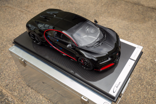 bugatti-chiron-number-one-sa-retro-betmobil-vibracijom-