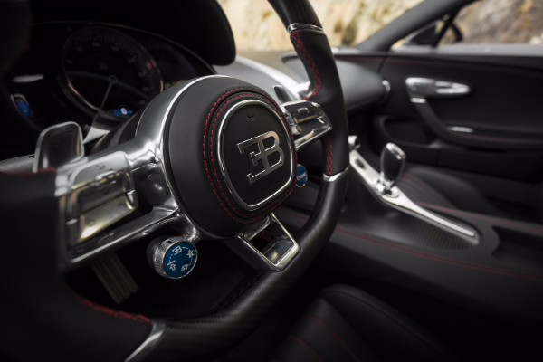 bugatti-chiron-number-one-sa-retro-betmobil-vibracijom-