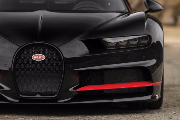 bugatti-chiron-number-one-sa-retro-betmobil-vibracijom-