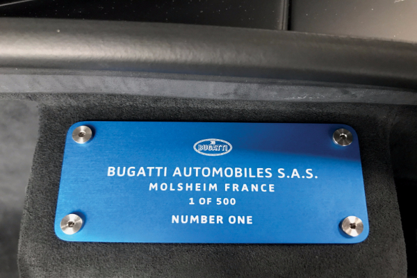 bugatti-chiron-number-one-sa-retro-betmobil-vibracijom-