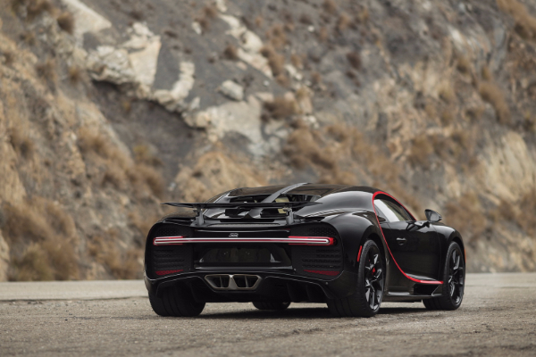 bugatti-chiron-number-one-sa-retro-betmobil-vibracijom-