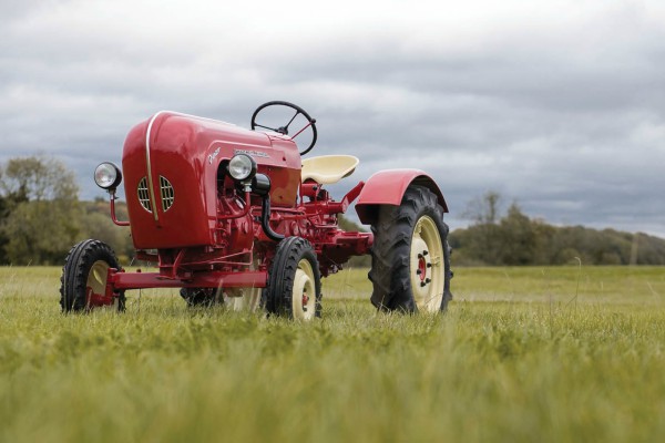 porsche-traktor-za-oranje-njiva-sa-stilom-