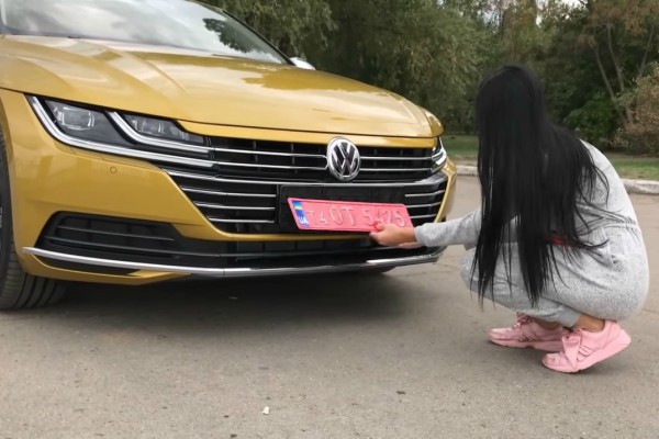 mlada-ukrainka-testira-novi-vw-arteon