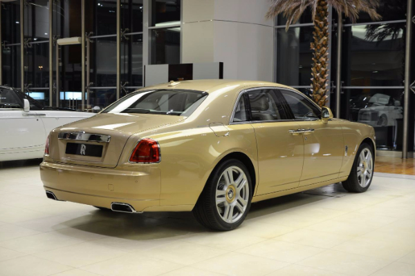 rolls-royce-ghost-oasis-model-bogate-pustinjske-teme