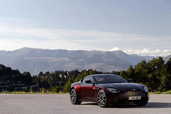 aston-martin-db11-izgleda-uzviseno-u-tamo-crvenoj-boji-vina