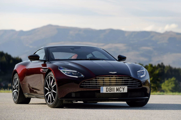 aston-martin-db11-izgleda-uzviseno-u-tamo-crvenoj-boji-vina