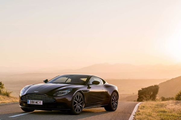 aston-martin-db11-izgleda-uzviseno-u-tamo-crvenoj-boji-vina