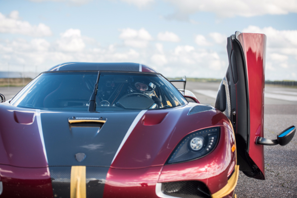 koenigsegg-agera-rs-obara-rekord-bugatti-chiron-modela