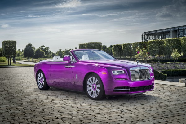 rolls-royce-predstavlja-besprekorni-model-u-boji-prelepog-cveta