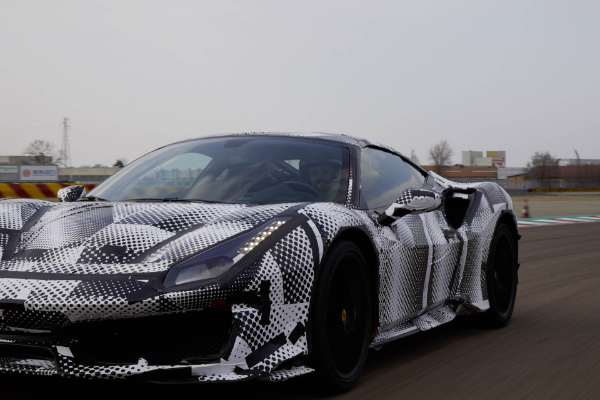 valentino-rosi-testira-novi-ferrari-488-pista