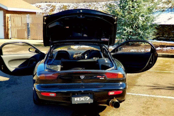 rhd-mazda-rx-7-iz-devedesetih-zadovoljava-sve-potrebe-za-brzinom