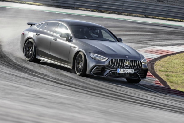 hamilton-predvodi-copor-u-novom-amg-gt-kupe-modelu