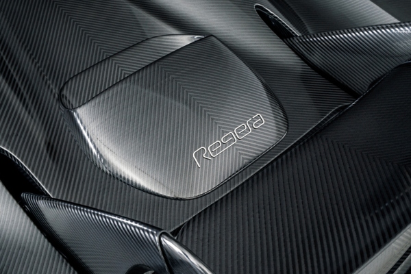 koenigsegg-predstavlja-naked-carbon-regera