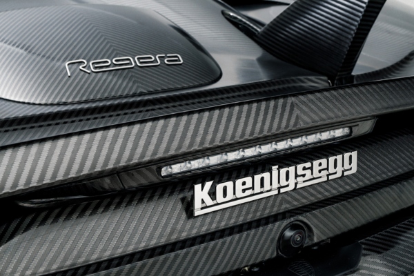 koenigsegg-predstavlja-naked-carbon-regera