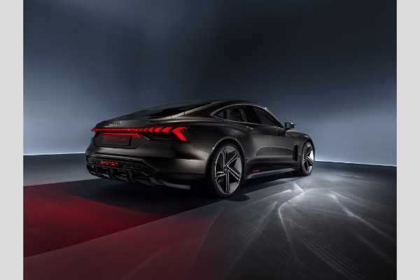 audi-e-tron-gt-predstavlja-super-sedan-za-2020-godinu