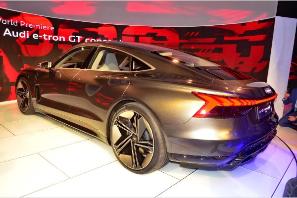 audi-e-tron-gt-predstavlja-super-sedan-za-2020-godinu