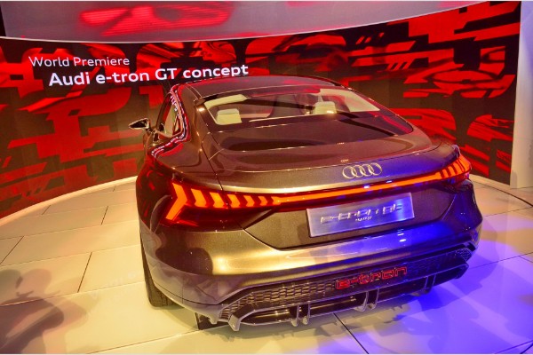 audi-e-tron-gt-predstavlja-super-sedan-za-2020-godinu