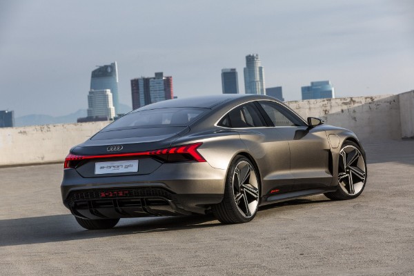 audi-e-tron-gt-predstavlja-super-sedan-za-2020-godinu