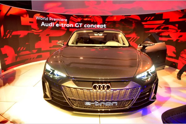 audi-e-tron-gt-predstavlja-super-sedan-za-2020-godinu