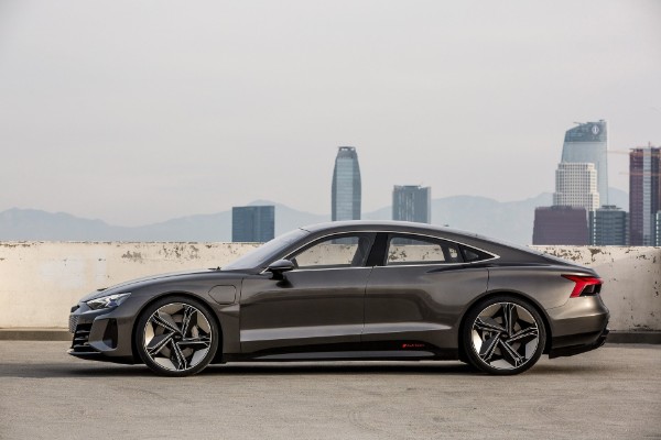 audi-e-tron-gt-predstavlja-super-sedan-za-2020-godinu