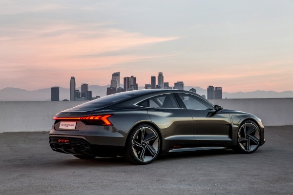 audi-e-tron-gt-predstavlja-super-sedan-za-2020-godinu