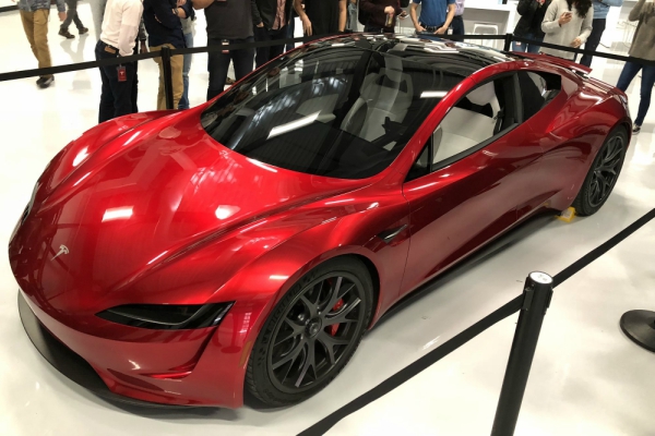 tesla-roadste-izgleda-savrseno-pod-crvenim-svetlima