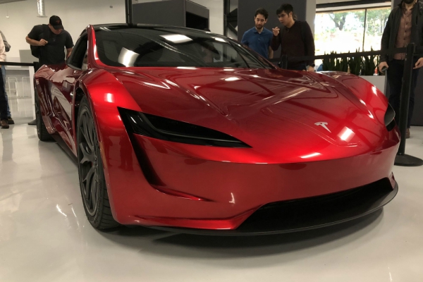 tesla-roadste-izgleda-savrseno-pod-crvenim-svetlima