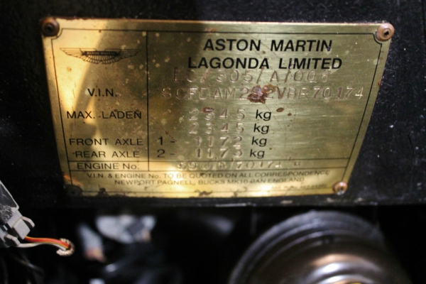 klasicni-aston-martin-vantage-ser-eltona-dzona