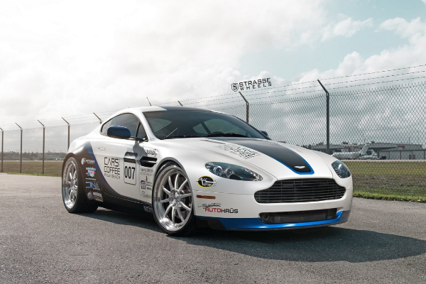 v8-vantage-predstavlja-srz-am-motosporta