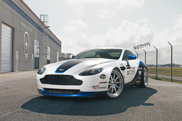 v8-vantage-predstavlja-srz-am-motosporta