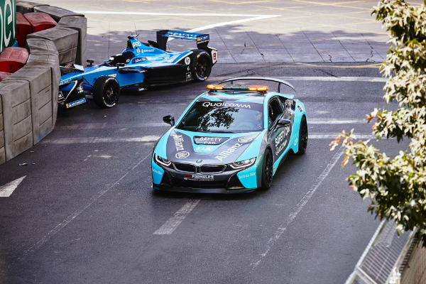 bmw-i8-odlazi-na-staze-formula-e-tekmicenja-