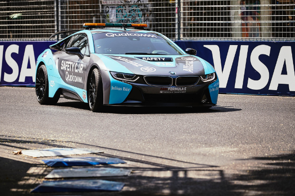 bmw-i8-odlazi-na-staze-formula-e-tekmicenja-