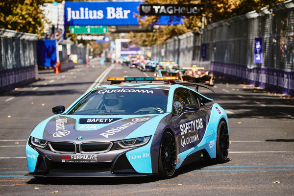 bmw-i8-odlazi-na-staze-formula-e-tekmicenja-